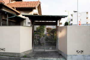 Portón de hierro negro de un hogar