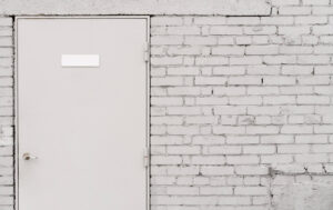 Cuánto cuesta una puerta de placa?