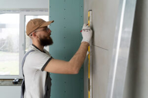 Hombre haciendo un revestimiento de pared