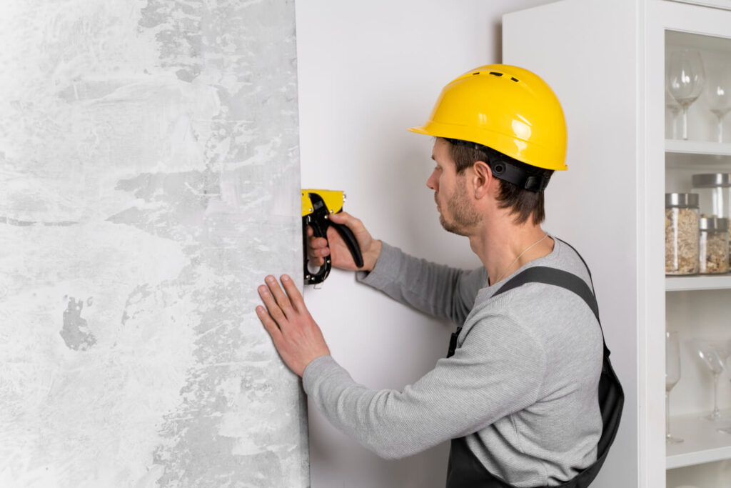 Especialista haciendo un revestimiento de pared