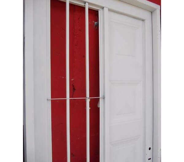 puerta de chapa con reja lateral