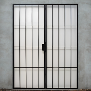 puerta reja de hierro forzada